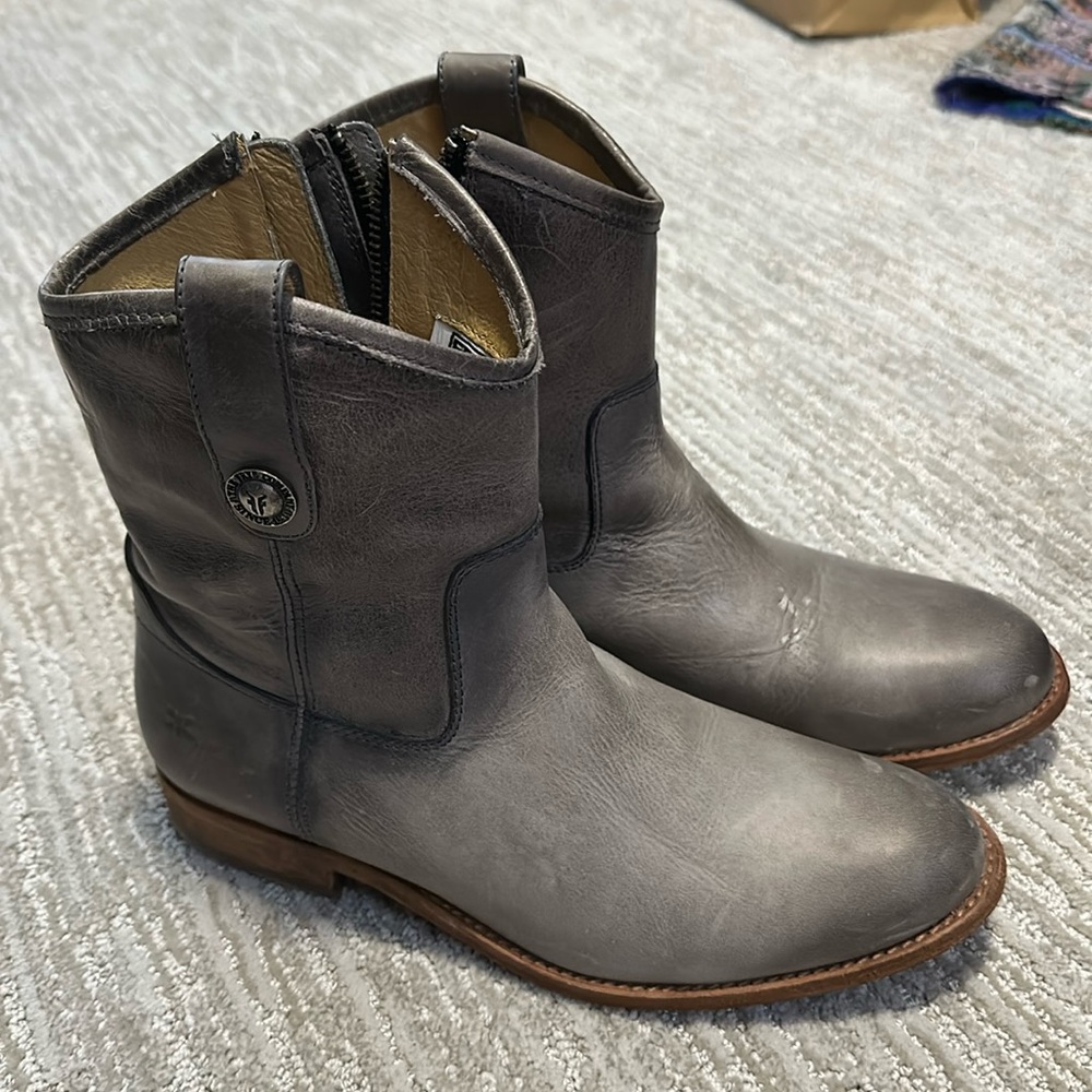 Frye women’s boots. Size 8. Good condition! Grey leather. Pet/smoke free home.